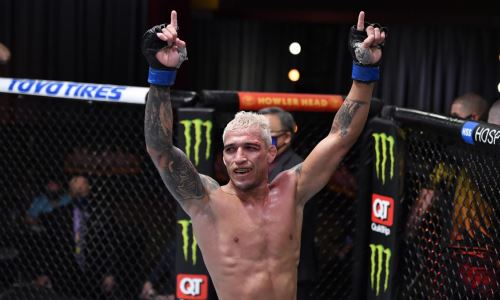 Убойный нокаут определил нового чемпиона UFC в легком весе после ухода Хабиба Нурмагомедова