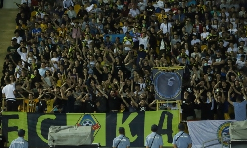 Болельщики встретились с футболистами «Кайрата» и высказали претензии игрокам. Видео