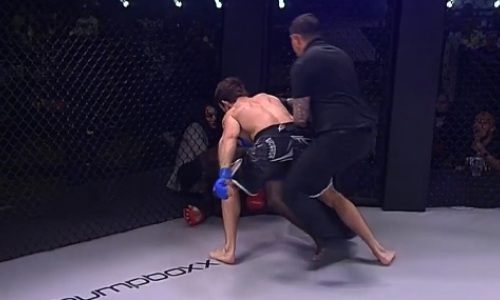 Видео боя с нокаутом казахстанским файтером экс-бойца UFC за две минуты на глазах Даны Уайта