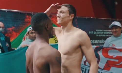 Затолкал громадного супертяжа, подшутил над ростом. Казахстанские боксеры «отожгли» на дуэли взглядов в России. Видео