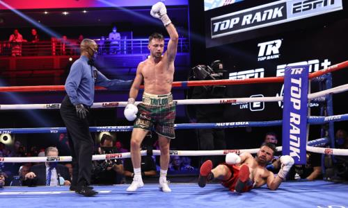Яркий бой с двумя нокдаунами определил нового абсолютного чемпиона мира. Видео