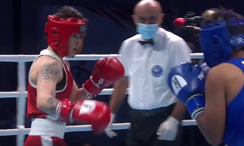 Двукратная чемпионка мира из Казахстана нокаутировала соперницу и вышла в финал ЧА-2021