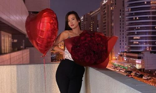 «Как будто из рая». Сабина Алтынбекова покорила подписчиков новым женственным фото в цветах