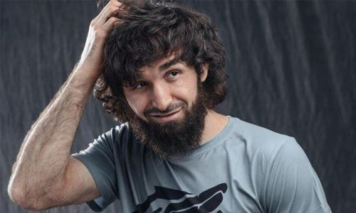 Магомедшарипов, который ждёт операцию, эффектно заборол Магомедова и не оставил ему шансов. Видео