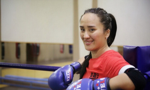 Казахстанская боксерша провела тренировку под руководством олимпийского чемпиона перед финалом ЧА-2021. Видео