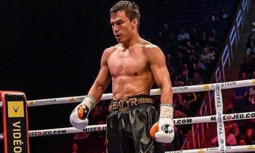 Батыр Джукембаев побывал в нокдауне и досрочно проиграл первый бой в карьере