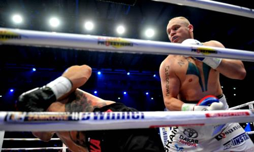 Непобежденный тяжеловес встал после нокдауна и выиграл нокаутом в первом раунде бой за титул WBC. Видео