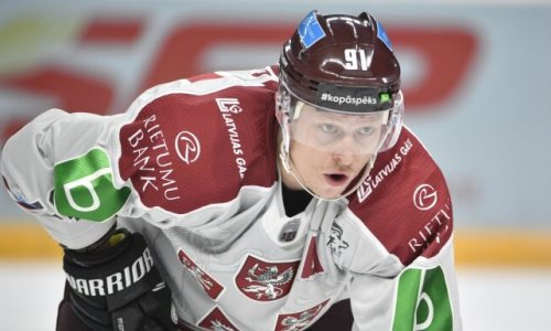 Игрок конкурента Казахстана за выход в плей-офф ЧМ-2021 эффектным силовым приёмом выкинул финна за борт. Видео