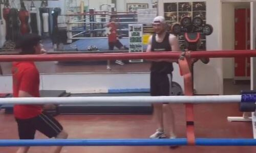 Британский тренер Кулахмета не смог удержаться и зажег под казахскую музыку в Манчестере. Видео