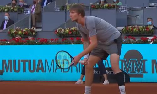 Видеообзор матча на турнире ATP в Мадриде Бублик — Рууд 5:7, 1:6