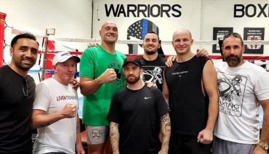 Менеджер Дычко опубликовал крутое фото с тренировочной командой Тайсона Фьюри