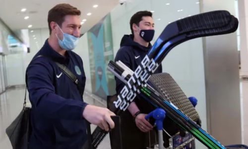 Улыбались и стремительно шли к выходу. Как в Нур-Султане встретили сборную Казахстана по хоккею с чемпионата мира. Видео