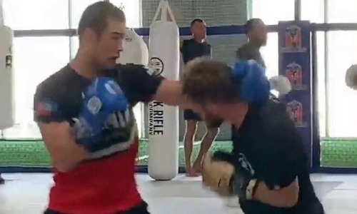 Шавкат Рахмонов зарубился с Рафаэлем Физиевым перед своим вторым поединком в UFC. Видео