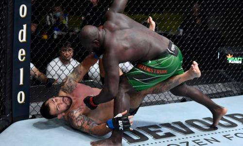 Нокаутом за секунду до конца первого раунда завершился главный бой турнира UFC. Видео