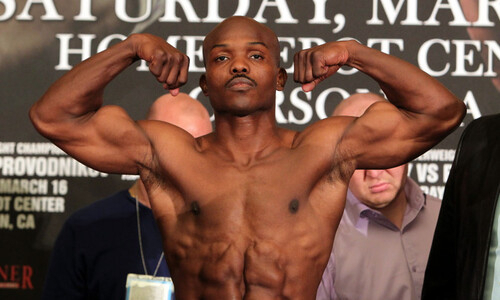 «Его используют как проститутку». Экс-чемпион мира в двух весах возмущен выставочным боем Мэйвезера