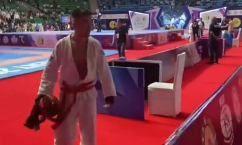 Казахстанский боец вышел в финал чемпионата мира по рукопашному бою и встретится там с узбеком