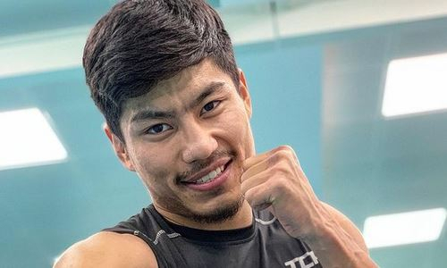 Чемпион WBC из Казахстана провел тренировку в бассейне перед боем с британцем. Видео