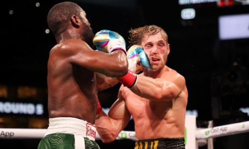 «Что мы делаем не так?» Чемпион UFC обескуражен гонораром видеоблогера за бой с Мэйвезером