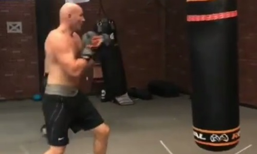 «Это тяжелая работа, парни!». Стопроцентный нокаутер из Казахстана пробил десять «двоечек» подряд. Видео