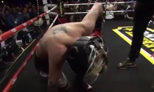 Звезда НБА нокаутировал миниатюрного певца в абсурдном поединке. Видео