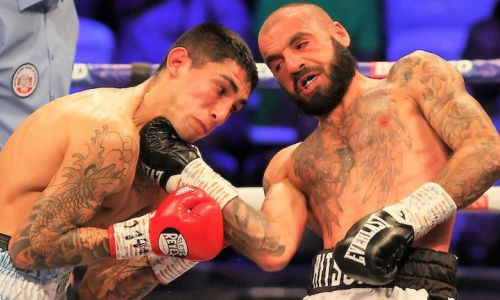 Несостоявшиеся соперники Джукембаева зарубились до нокаута на пути к титулу IBF. Видео