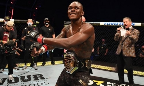 Чемпион UFC на пресс-конференции после титульного боя ел пиццу. Фото