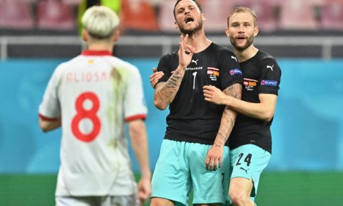 Футболисту заткнули рот во время празднования гола на ЕВРО-2020 в ворота обидчика сборной Казахстана. Фото