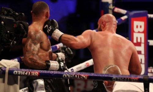 Стопроцентный проспект в уличной драке навалял британскому супертяжу у него на родине. Видео нокаута