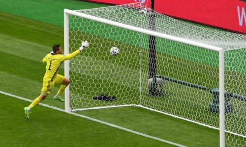 На ЕВРО-2020 был забит шикарный гол с центра поля. Видео