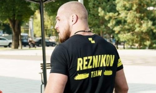 «Иса убил». Артем Резников провел десять раундов с Акбербаевым. Видео