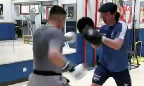 Турсынбай Кулахмет продолжает тренировочный лагерь в Англии перед боем с украинцем. Видео