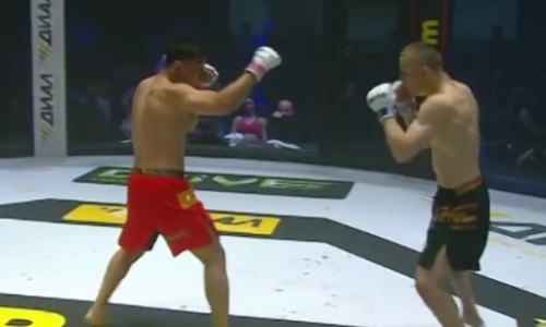 Видео победного боя Муратбека Касымбая с быстрым удушением россиянина у него на родине