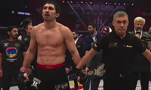 Непобежденного чемпиона сенсационно нокаутировали за минуту. Видео