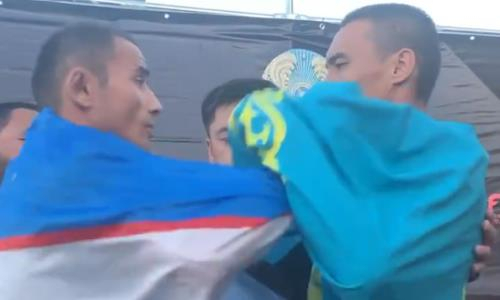 Казахстанский боец и файтер из Узбекистана устроили стычку на дуэли взглядов. Видео 