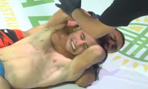 Казахстанский файтер задушил узбека в андеркарде у Куата Хамитова. Видео