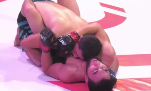 Казахстанский дебютант заставил сдаться чемпиона Узбекистана. Видео