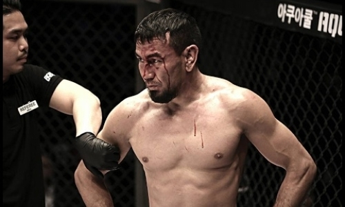 Ермек Тлауов «задушен» кыргызом на турнире в Атырау. Видео