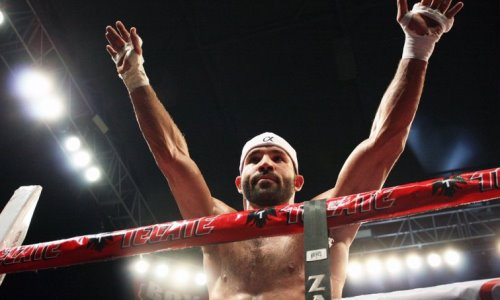 Брат «Канело» побил сына легендарного боксера в дивизионе Головкина и выиграл трилогию. Видео