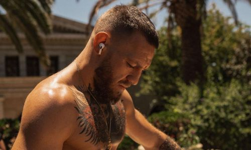 Конор Макгрегор получил синяк под глаз. Фото