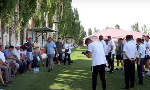 «Еще тыкаешь на меня». Фанаты «Ордабасы» жестко наехали на тренеров и игроков. Видео