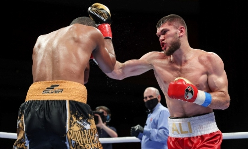 Али Ахмедов показал мастерскую работу на лапах. Видео 