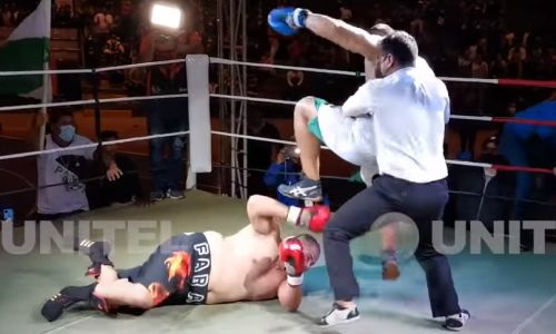 Боксер отправил соперника в нокдаун и начал добивать ногами по голове. Видео