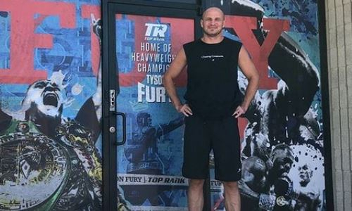 Казахстанский нокаутер-супертяж показал фото с мощными спарринг-партнерами