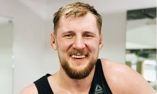 «Юмор на высоте». Российский боец UFС сделал фото на обочине и повеселил подписчиков