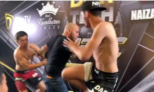 Казахстанский и российский бойцы устроили махач на дуэли взглядов и разгромили аппаратуру. Видео