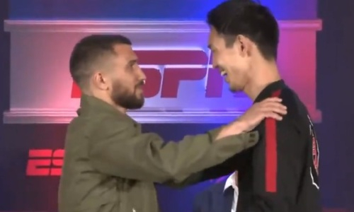 Ломаченко рассмешил Накатани на дуэли взглядов перед боем. Видео