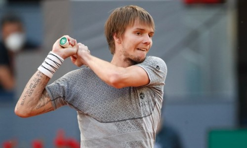 Казахстанский теннисист выполнил эффектную подачу с руки между ног. Видео