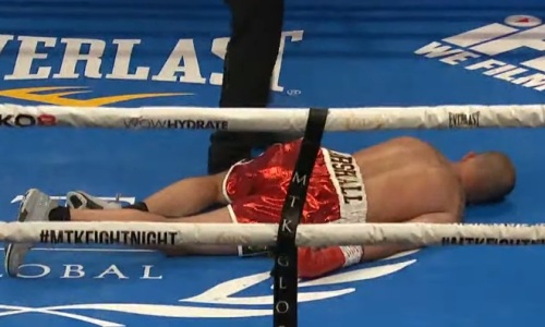 Джорнимен после жуткого нокаута упал лицом в канвас и не шевелился. Видео