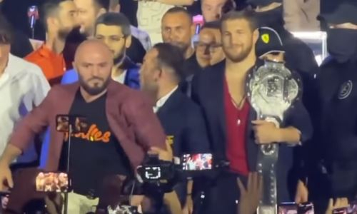 Исмаилов и Минеев провели дуэль взглядов перед боем-реваншем. Видео