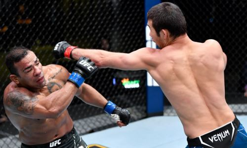 Рахмонов? Стали известны обладатели бонусов за бои турнира UFC с участием казахстанца